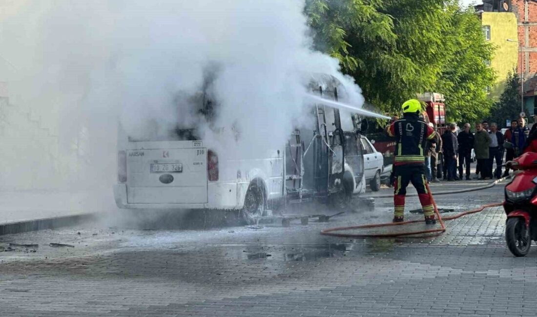 Balıkesir’in Dursunbey ilçesinde seyir halindeki bir ticari minibüsün, henüz belirlenemeyen