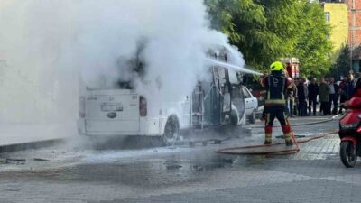 Balıkesir’in Dursunbey ilçesinde seyir halindeki bir ticari minibüsün, henüz belirlenemeyen