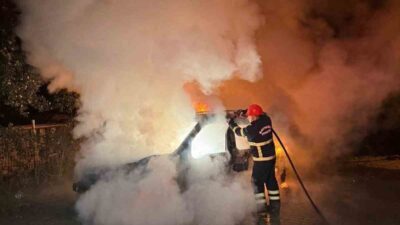 Düzce’de seyir halindeyken motor bölümünden alev alan bir araç, kısa