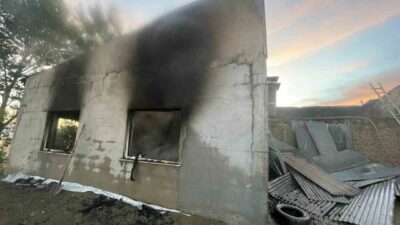 Van’ın Gürpınar ilçesinde bir evde meydana gelen yangın, itfaiye ekiplerinin