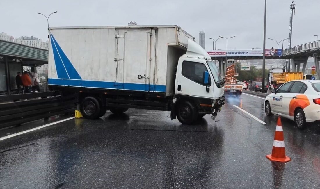 İstanbul’un E-5 karayolu Haramidere kesiminde, yağmurun neden olduğu kaygan zeminde