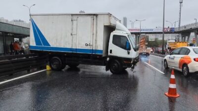 İstanbul’un E-5 karayolu Haramidere kesiminde, yağmurun neden olduğu kaygan zeminde