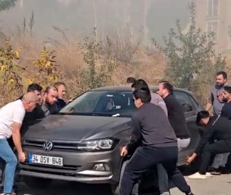 Edirne’de rüzgarın etkisiyle hızla yayılan otluk yangını, itfaiye ekipleri ile