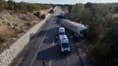 Edirne’nin Hamzabeyli Sınır Kapısı yolunda tır ile kamyonetin çarpışması sonucu