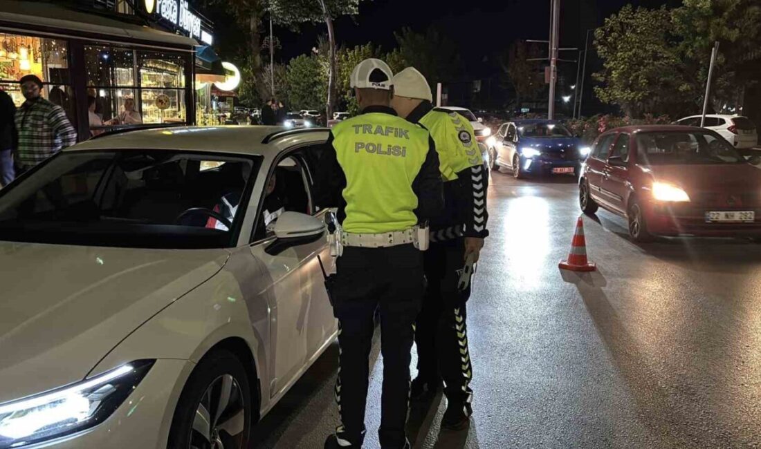 Edirne’de trafik polisleri tarafından gerçekleştirilen denetimde alkol testinden geçen sürücü