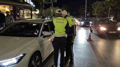 Edirne’de trafik polisleri tarafından gerçekleştirilen denetimde alkol testinden geçen sürücü