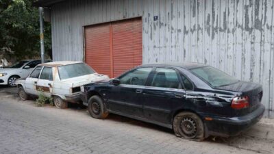 Aydın’ın Efeler ilçesinde Zeybek Mahallesi 1506 Sokak’ta yıllardır terkedilmiş durumda