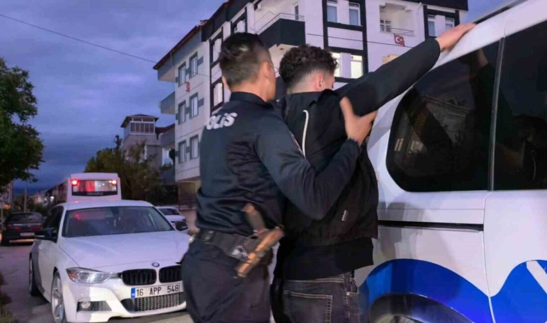 İnegöl ilçesinde gerçekleştirilen elektronik ehliyet sınavında kopya çekmeye çalışan 18