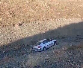 Palu ilçesinde, Elazığ’da el freni çekilmeyen bir otomobil, dereye düşerek