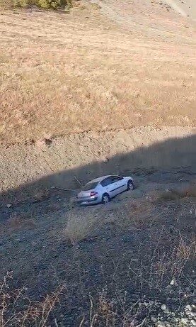 Palu ilçesinde, Elazığ’da el freni çekilmeyen bir otomobil, dereye düşerek