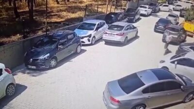 Hatay’ın Kırıkhan ilçesinde, el freni çekilmeyen bir otomobilin geri geri