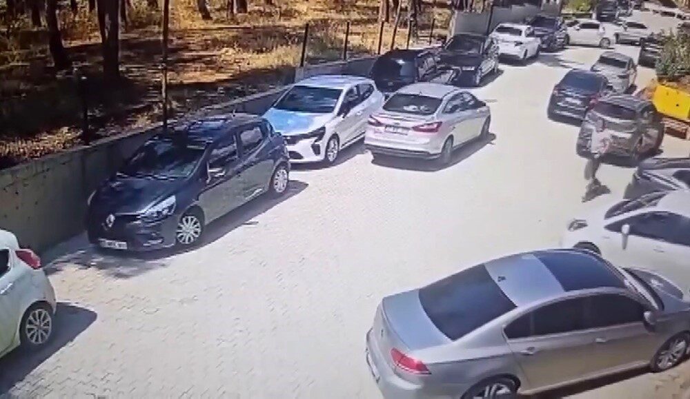 Hatay’ın Kırıkhan ilçesinde, el freni çekilmeyen bir otomobilin geri geri