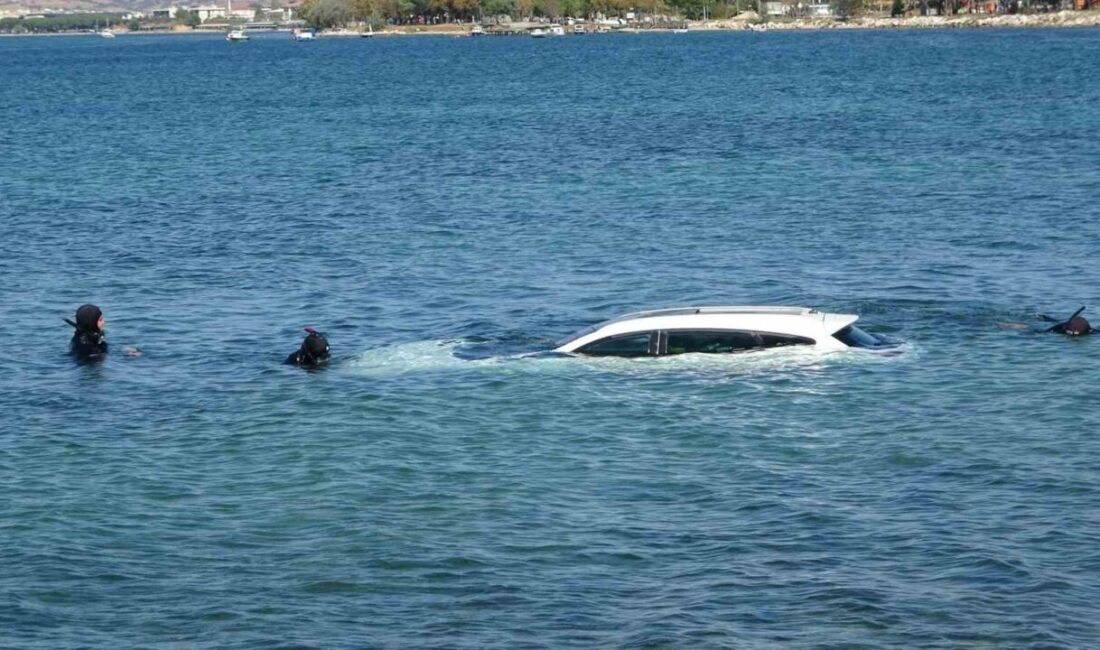 Boğazkent Mahallesi’nde, Çanakkale’de bir otomobilin el freninin çekilmemesi sonucu denize