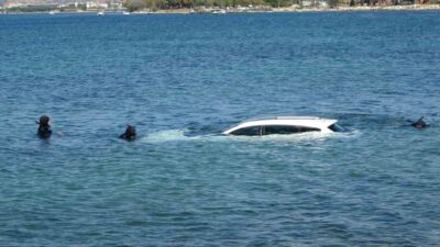 Boğazkent Mahallesi’nde, Çanakkale’de bir otomobilin el freninin çekilmemesi sonucu denize