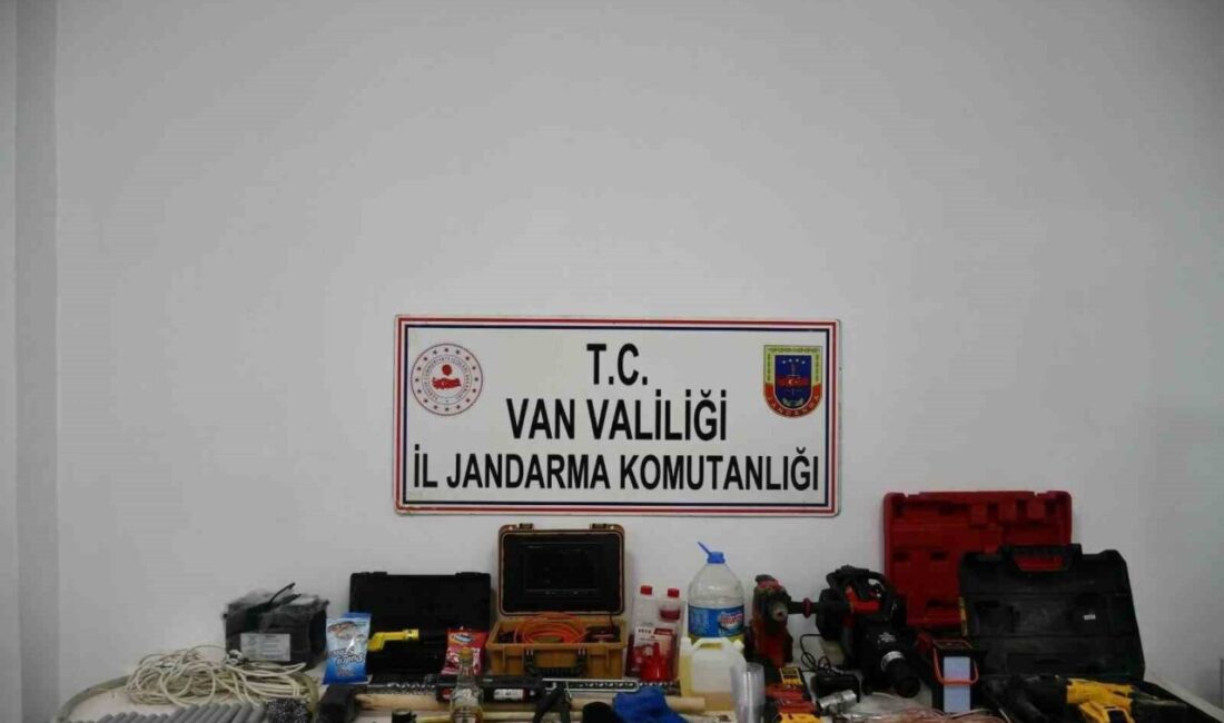 Van’ın Gürpınar ilçesinde, tarihi bir kaya mezarda define aramak amacıyla