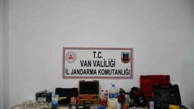 Van’ın Gürpınar ilçesinde, tarihi bir kaya mezarda define aramak amacıyla