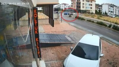 Elazığ’da meydana gelen trafik kazasında 3 kişinin yaralandığı an, güvenlik