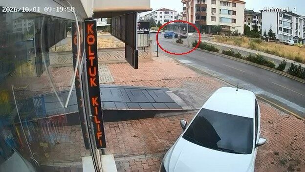 Elazığ’da meydana gelen trafik kazasında 3 kişinin yaralandığı an, güvenlik