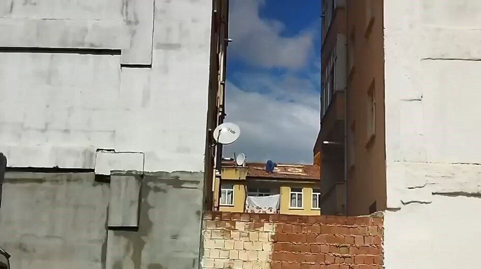 Elazığ’da, Mustafapaşa Mahallesi’nde meydana gelen olayda, bir kadın tarafından binanın