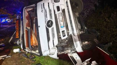 Elazığ’da kamyonun devrilmesi sonucu yaralanan ve araçta sıkışan sürücü, AFAD