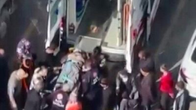 Elazığ’da yolun karşısına geçmek isterken kamyonun altında kalan vatandaş yaralandı.
