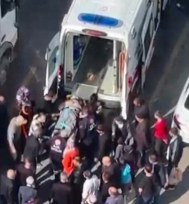 Elazığ’da yolun karşısına geçmek isterken kamyonun altında kalan vatandaş yaralandı.