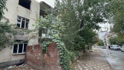 Elazığ’ın Kültür Mahallesi’nde, Arka Sokak’ta bulunan üç katlı eski bir