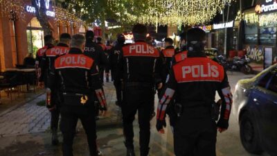 Elazığ’da polis ekipleri, öğrencilerin sıkça bulunduğu bölgeleri denetledi. Kentteki Emniyet