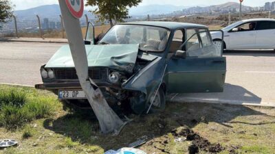 Elazığ’da yaşanan trafik kazasında bir otomobilin aydınlatma direğine çarpması sonucu