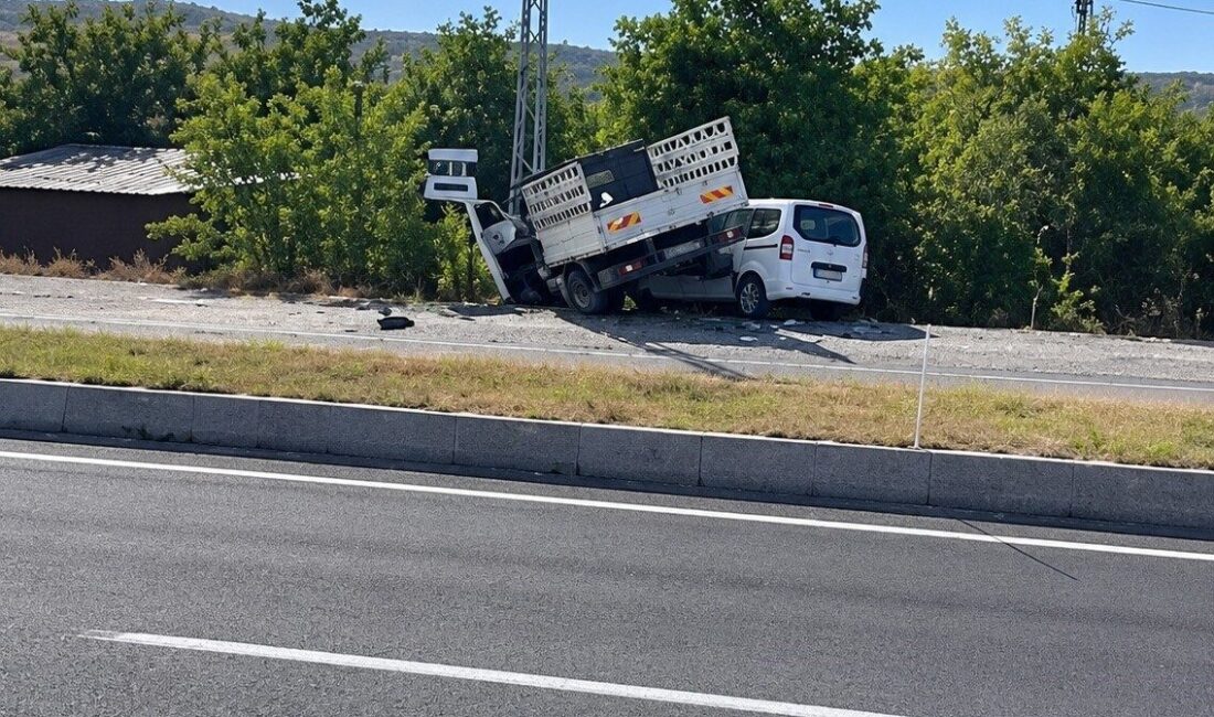 Elazığ-Malatya karayolunun Hankendi mevkiinde meydana gelen trafik kazasında, hafif ticari
