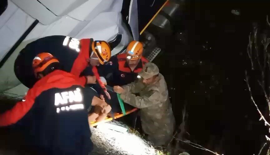 Elazığ’da sağanak yağıştan dolayı sürücüsünün direksiyon hakimiyetini kaybettiği tır şarampole