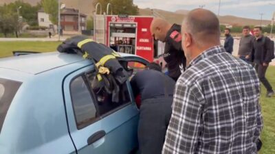Elazığ’da kontrolden çıkan otomobilin refüje çarptığı kazada 2 kişi yaralandı.