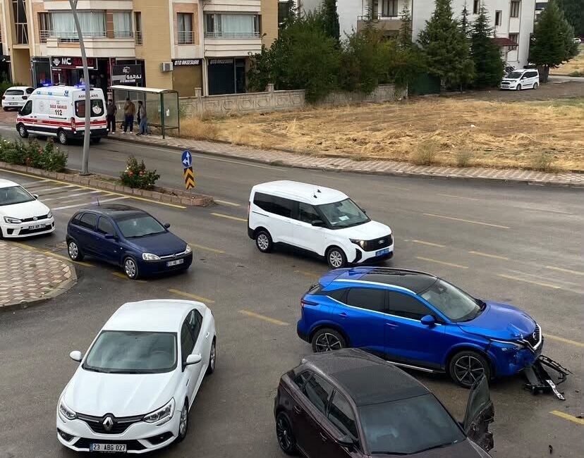 Elazığ’da bir trafik kazası meydana geldi ve bu kazada üç