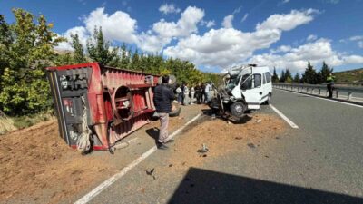 Elazığ’da meydana gelen trafik kazasında, minibüs ile traktör çarpıştı ve