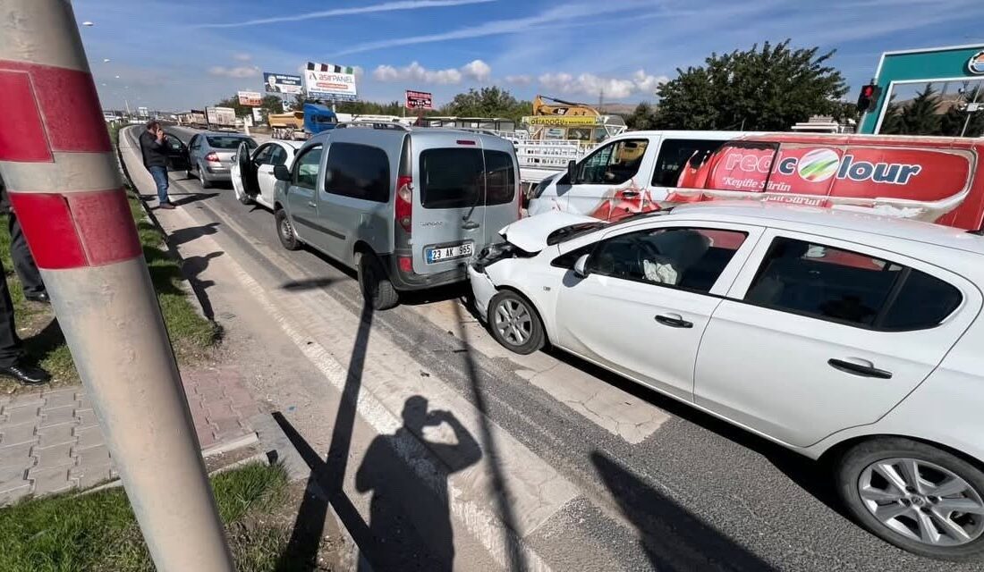 Elazığ’da, Elazığ-Bingöl karayolu Karma Sanayi Sitesi önünde meydana gelen zincirleme