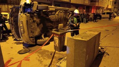 Bir minibüs Bursa’nın İnegöl ilçesinde kontrolden çıkarak kaldırımdaki bir elektrik