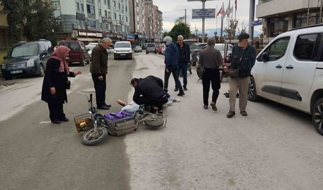 Samsun’un Çarşamba ilçesinde bir genç, elektrikli bisikletten düşerek yaralandı. Kaza,