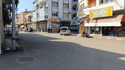 Kozan ilçesinde meydana gelen bir olayda, otomobilin bir elektrikli bisiklete