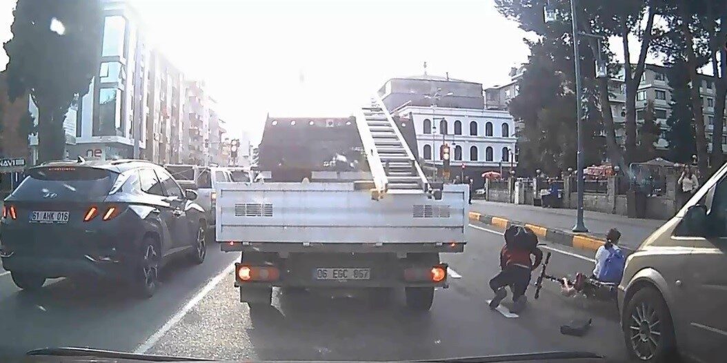 Trabzon’da meydana gelen bir olayda, elektrikli bisiklet kullanan iki çocuk,