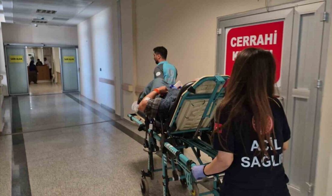 Adıyaman’da bir kişi, otobüste seyahat ederken dengesini kaybederek elindeki bıçağın