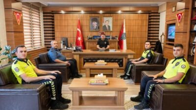 Bilecik İl Emniyet Müdürü Erdem Çağlar, iki polis memurunun vatandaşlara