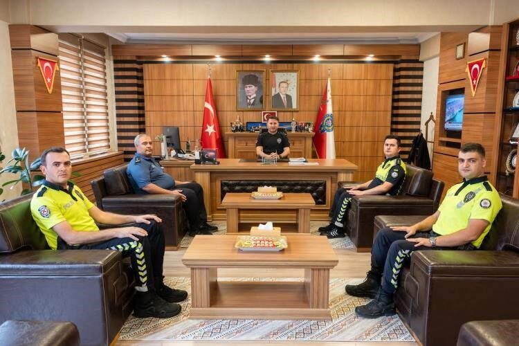 Bilecik İl Emniyet Müdürü Erdem Çağlar, iki polis memurunun vatandaşlara