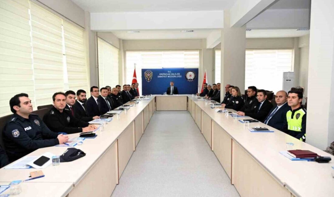Erzincan’da İl Emniyet Müdürü Esat Feryadi Doköz, yöneticileri ile bir