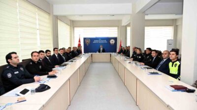 Erzincan’da İl Emniyet Müdürü Esat Feryadi Doköz, yöneticileri ile bir