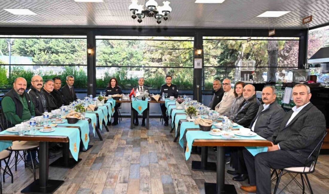 Eskişehir’de emekli bir emniyet personeli için veda yemeği düzenlendi. Eskişehir