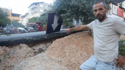 Hatay’ın Defne ilçesine bağlı Dursunlu Mahallesi’nde, kum yüklü bir kamyonun