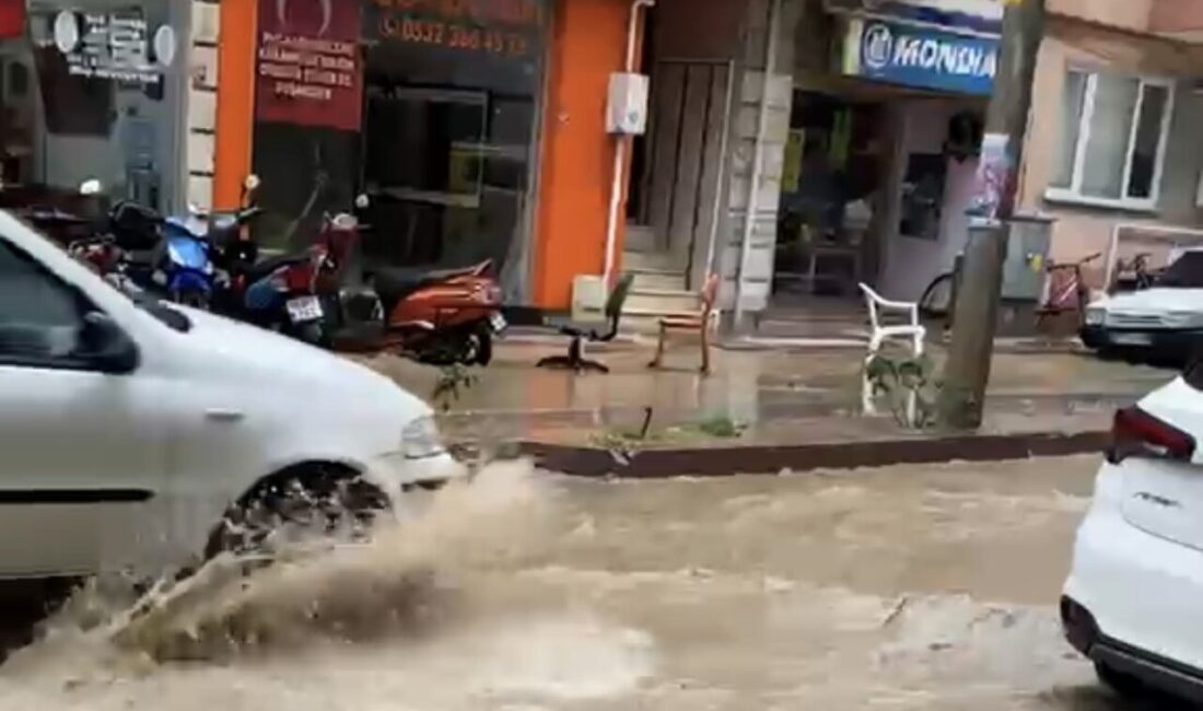 Erdek ilçesinde yaşanan sağanak yağış sonrasında Hükümet Caddesi’nde su birikintileri