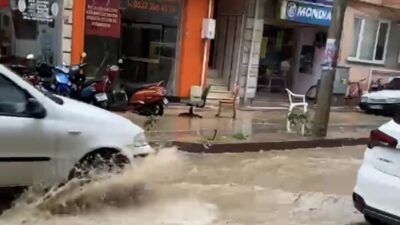 Erdek ilçesinde yaşanan sağanak yağış sonrasında Hükümet Caddesi’nde su birikintileri