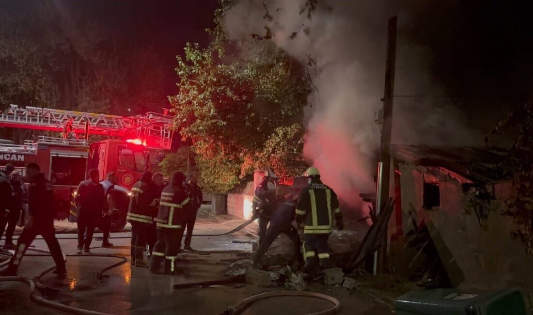 Erzincan’da bir evin odunluk kısmında başlayan yangın, itfaiye ekipleri tarafından