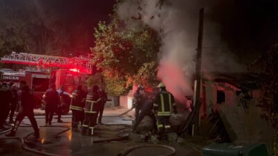 Erzincan’da bir evin odunluk kısmında başlayan yangın, itfaiye ekipleri tarafından